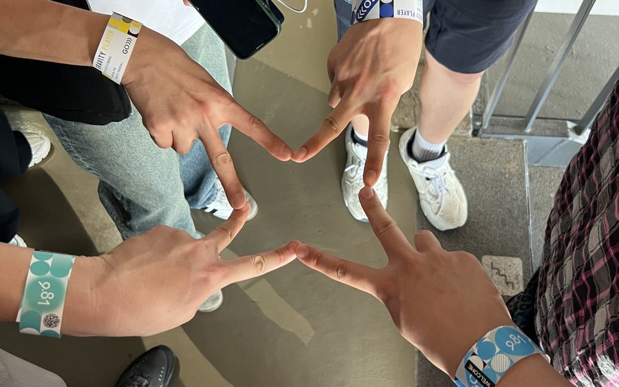 워크숍에서 손가락으로 별 모양을 만든 네블스쿨 직원들